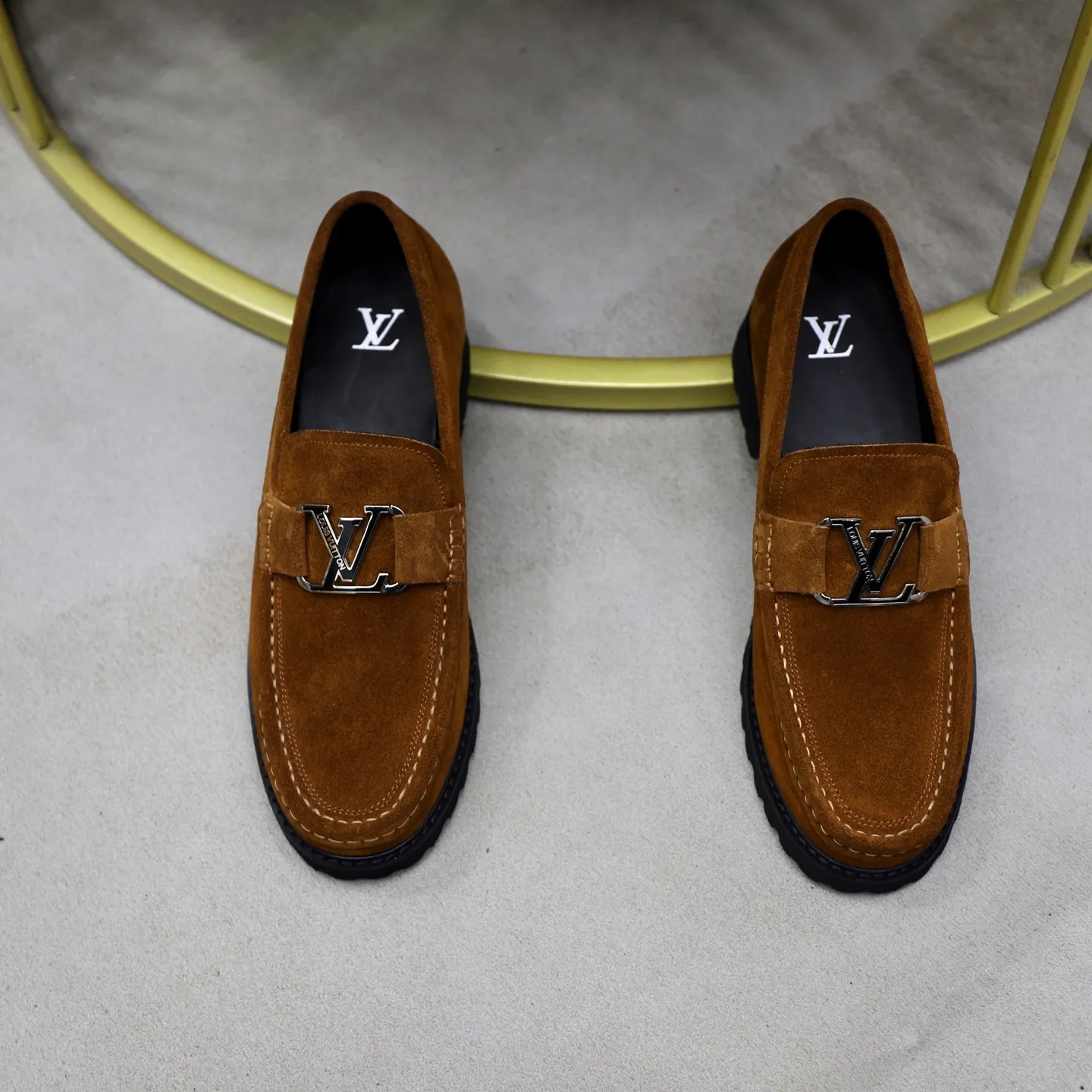 Ex-factory price: 600💰Louis Vuitton LV men's classic Oxford shoes, men's business formal boutique leather shoes, classic style, almond kernel exquisite toe, ultimate art, the whole shoe is made of imported cow leather (open edge beads), carefully selected, fine pores, excellent gloss, soft texture, strong toughness, durable and not easy to deform, apricot fetal cowhide leather lining, soft and comfortable, sweat-absorbent and breathable. Foam outsole, original box and dust bag packaging! Size: 38–44 (45/46 customized)